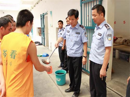 岑溪实行人性化管理多举措为在押人员防暑降温