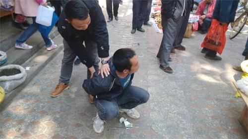 岑溪巡防队员闹市中抓获一名扒窃嫌疑人