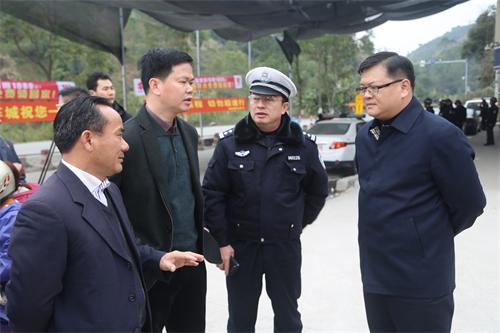 岑溪市副市长,公安局长梁兵深入春运服务站检查指导春运交通安全和
