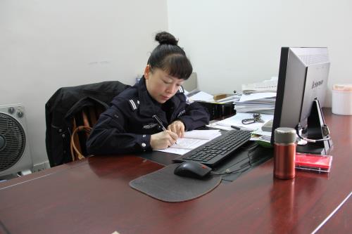 李娟红:集警察,才女,母亲于一身的普通警花