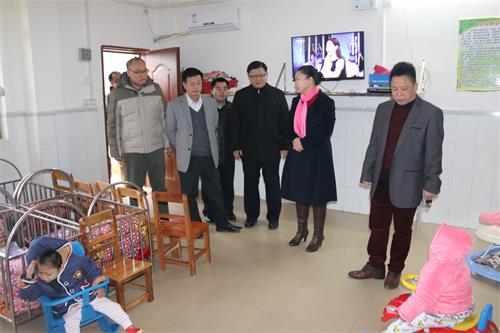 岑溪市领导到岑溪市光荣院,福利院开展春节慰问(陈远文)