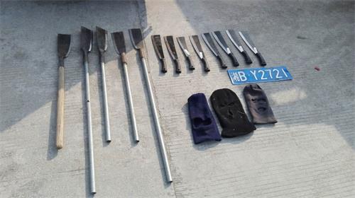 巡逻查获管制刀具 交警消除安全隐患