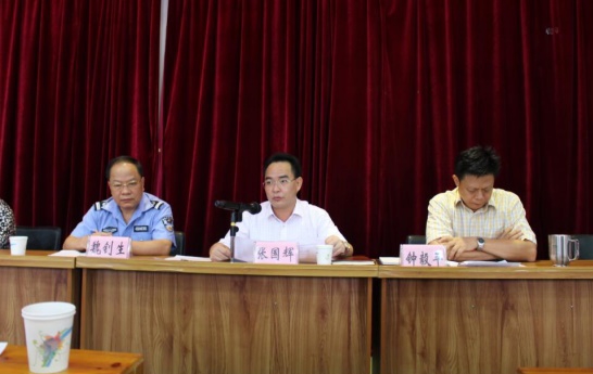 万秀区委常委,政法委书记张国辉在会议上讲话
