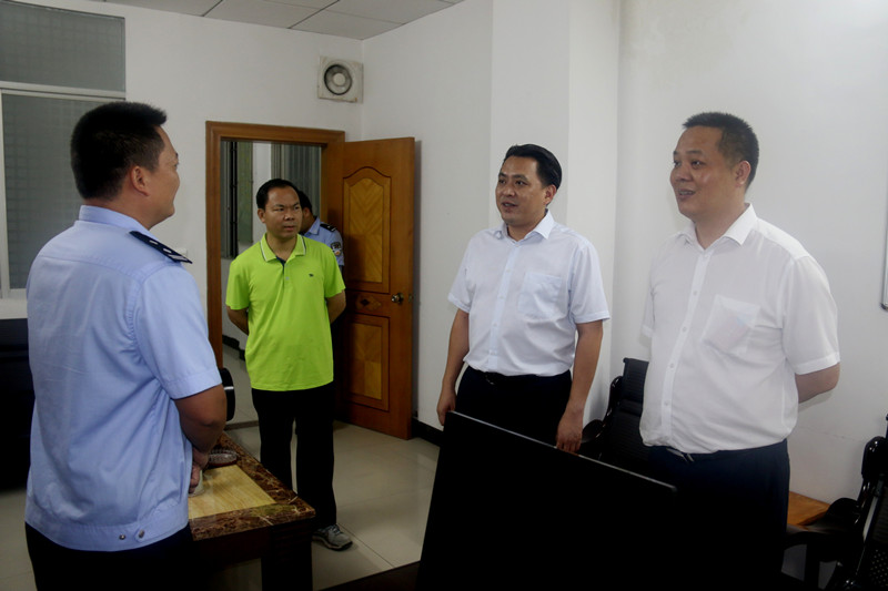 岑溪市市长罗伟雄到城区四所调研派出所建设工作