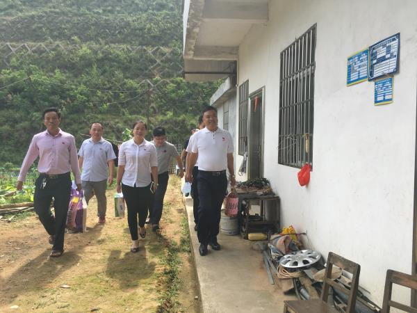 市委常委,政法委书记文建中到岑溪市水汶镇开展"七一"走访慰问党员